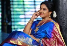 நல்லபாம்பு குட்டியுடன் நடிகை பிரவீணா…