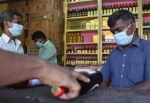 டாஸ்மாக் கடைகள் திறப்பு – குவிந்த குடிமகன்கள்!