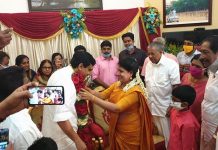 எளிமையாக நடந்த கேரள முதல்வரின் மகள் திருமணம்!…