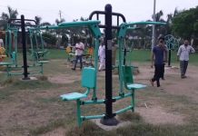 பூங்காவில் உடற்பயிற்சி செய்யும் பேய்?