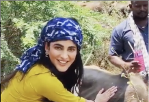 எருமை மாட்டை தடவிக் கொடுத்த ஸ்ருதி – பாயா? கேர்ளா? என்ன கேள்வி!