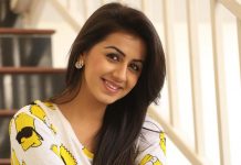 குரங்குகளுடன் கொஞ்சி விளையாடும் நடிகை!