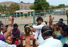 சுப முகூர்த்த நாள் – கோவில்கள் முன்பு நடைபெற்ற திருமணங்கள்