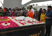 ஜெயலலிதா நினைவிடத்தில் கங்கனா ரணாவத் மரியாதை!