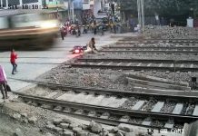 100 கி.மீ வேகத்தில் வந்த ரயில் – நூலிழையில் உயிர் தப்பிய இளைஞர்