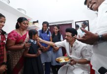 நரிக்குறவர் வீட்டில் உணவு சாப்பிட்ட முதல்வர்!