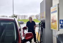 வெளிநாட்டு சாலையில் கார் ஓட்டும் அஜித் வீடியோ வைரல்… எந்த ஊருன்னு தெரியுமா?