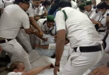 எதிர்கட்சி எம்.எல்.ஏ.க்கள் போராட்டம் – குண்டுக்கட்டாக தூக்கி வெளியேற்றிய போலீஸ்