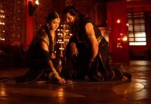 ஐஸ்வர்யா ராயுடன் ஜாலியாக விளையாடிய விக்ரம்! – வைரலாகும் வீடியோ