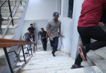 ரசிகர்களுடன் ‘ஜெயிலர்’ படம் பார்த்த தனுஷ்!