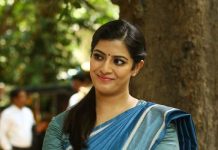 கல்விக்கு ஏற்படும் தடைகளை உடைக்கணும்! – வரலட்சுமி சரத்குமார் டுவீட்