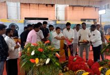 விஜயகாந்த் நினைவிடத்தில் கண்ணீர் அஞ்சலி செலுத்திய கார்த்தி!